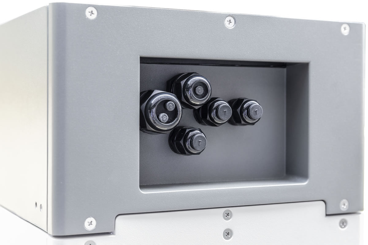 BYD Batteriekopf – Steuerungseinheit B-Box Premium HV, Detailansicht der Anschlüsse, für HVM- und HVS-Batteriespeichersysteme, hochwertige Verarbeitung, für Photovoltaikanlagen.