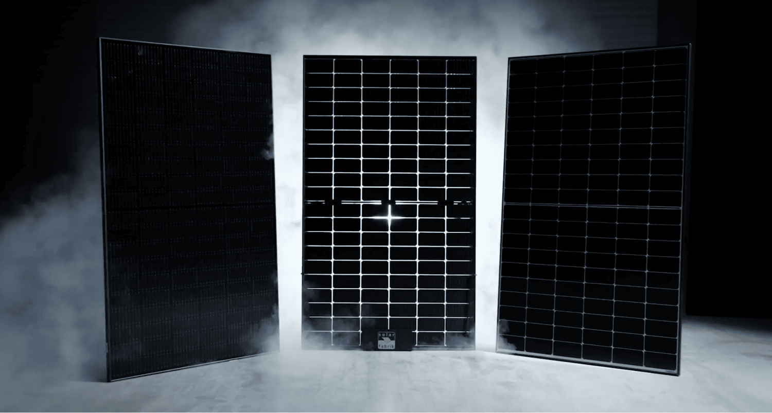 Drei schwarze Solarmodule im Vergleich, darunter ein Full-Black-Modul und Glas-Glas-Varianten, frontal aufgestellt vor dunklem Hintergrund